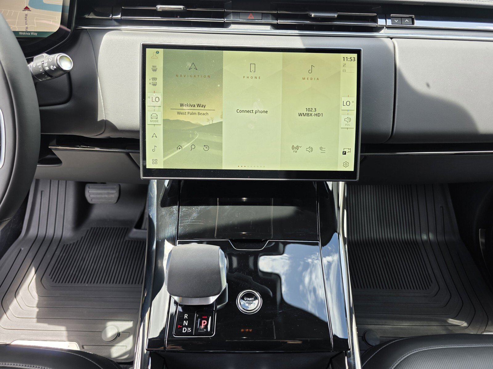 New 2026 Fuji White Land Rover P400 Dynamic SE image 17