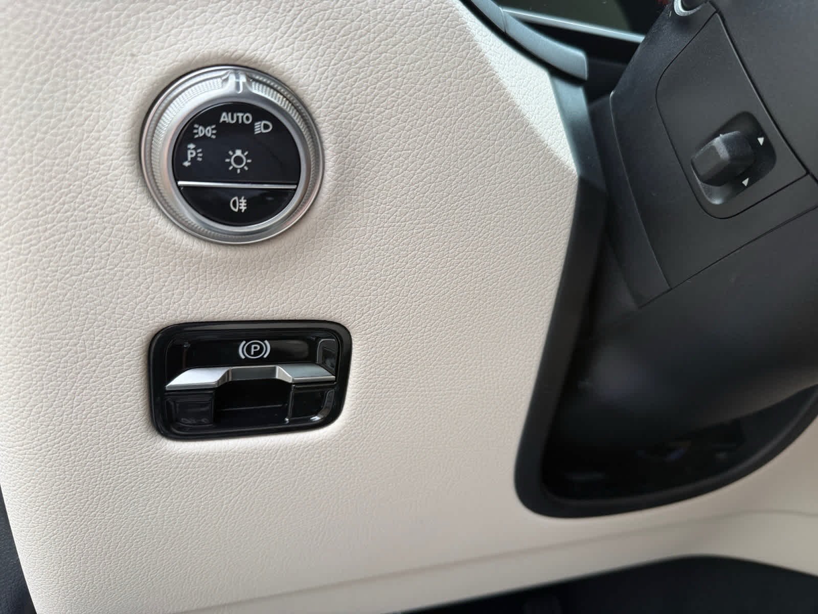 Used 2026 Polar White Mercedes-Benz GLC 300 image 24