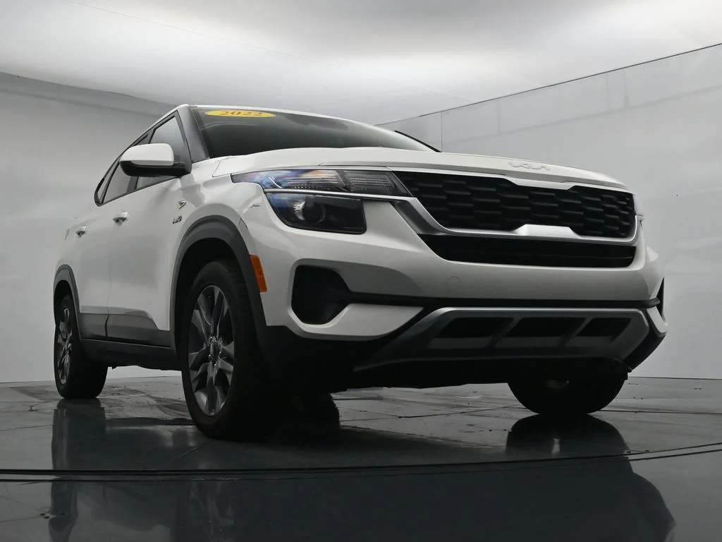 Used 2022 White Kia LX image 29