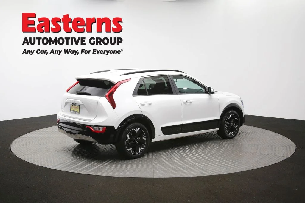 Used 2023 White Kia Wind image 41