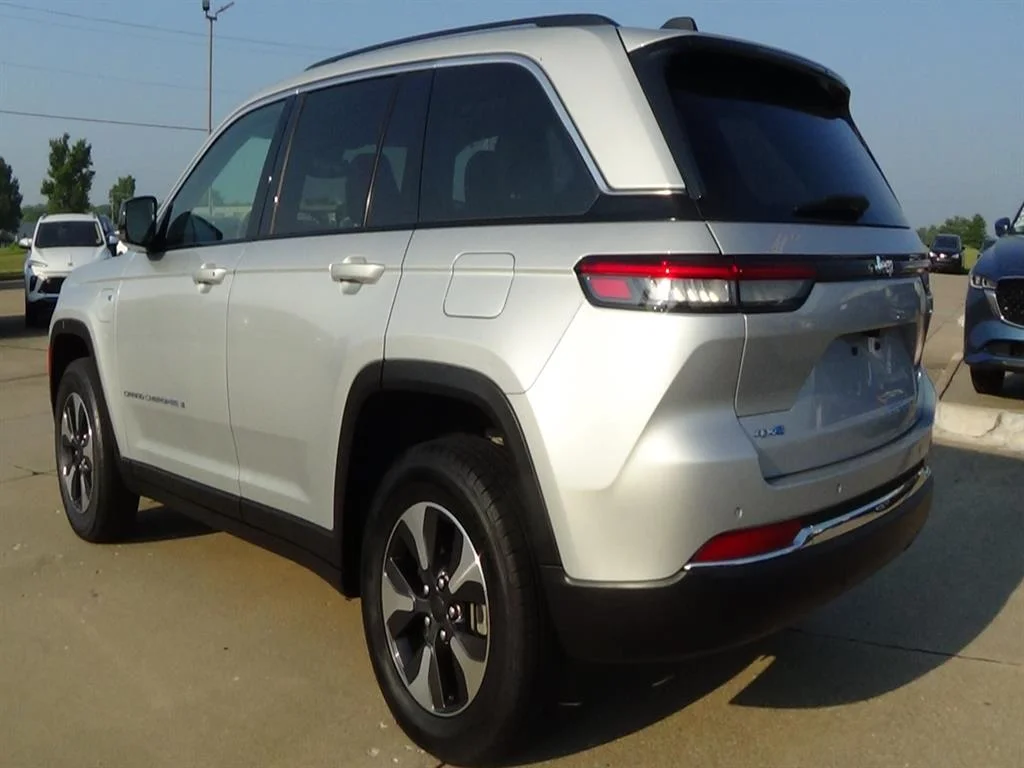 Used 2023 Silver Zynith Clear Coat (pse) Jeep 4xe image 8