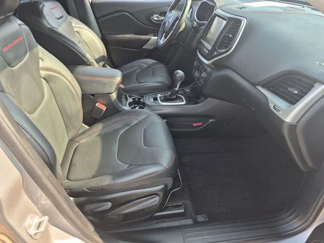 Used 2018 Silver Jeep Trailhawk image 36