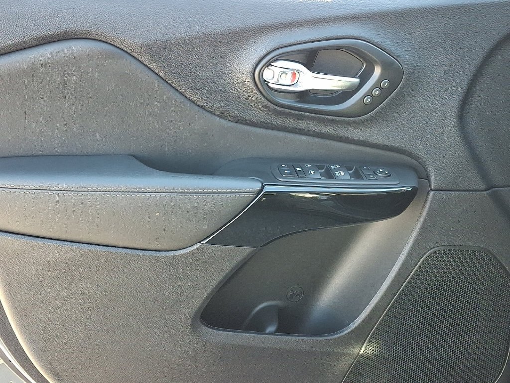 Used 2023 Gray Jeep Altitude image 13