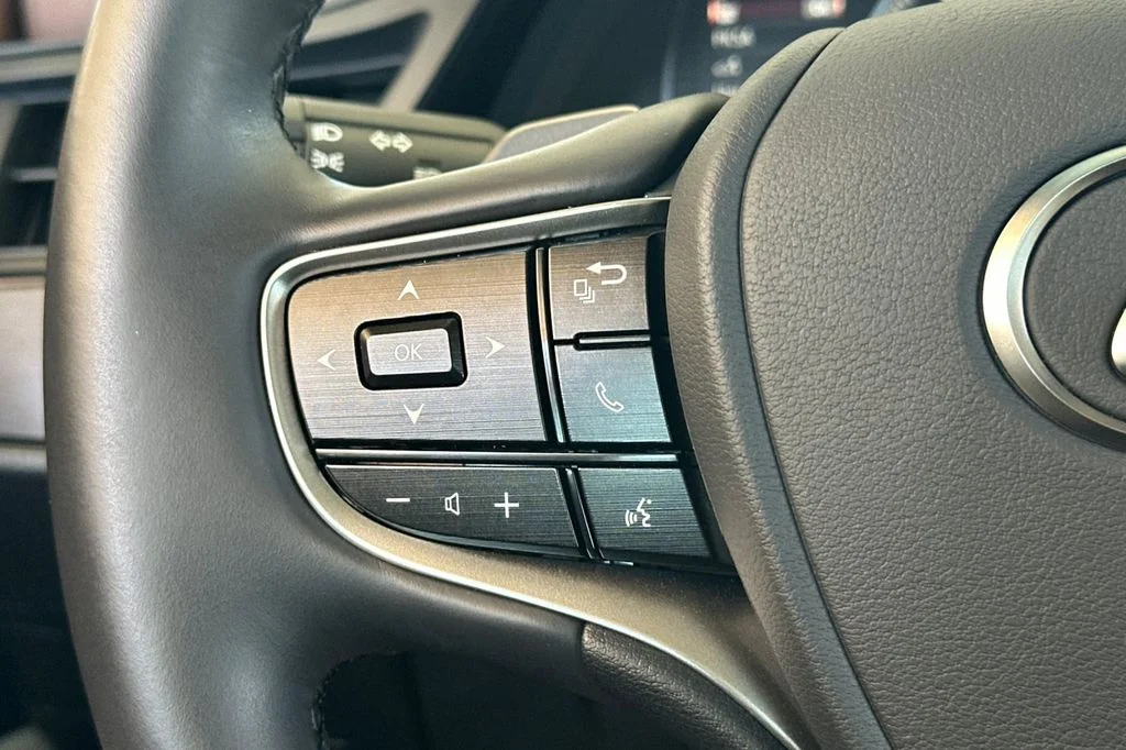 Used 2025 White Lexus 350 image 26