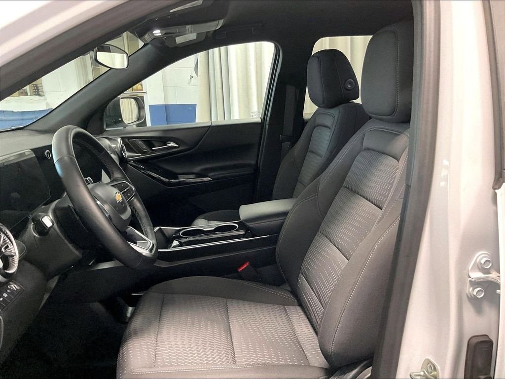 Used 2025 White Chevrolet LT image 10