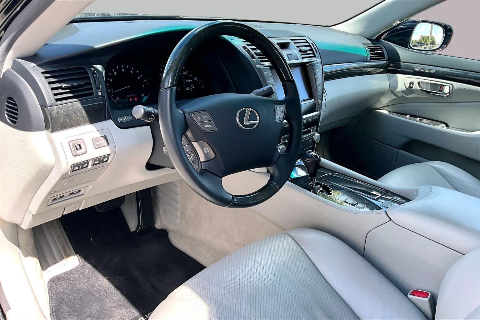 Used 2012 Obsidian Lexus  image 17