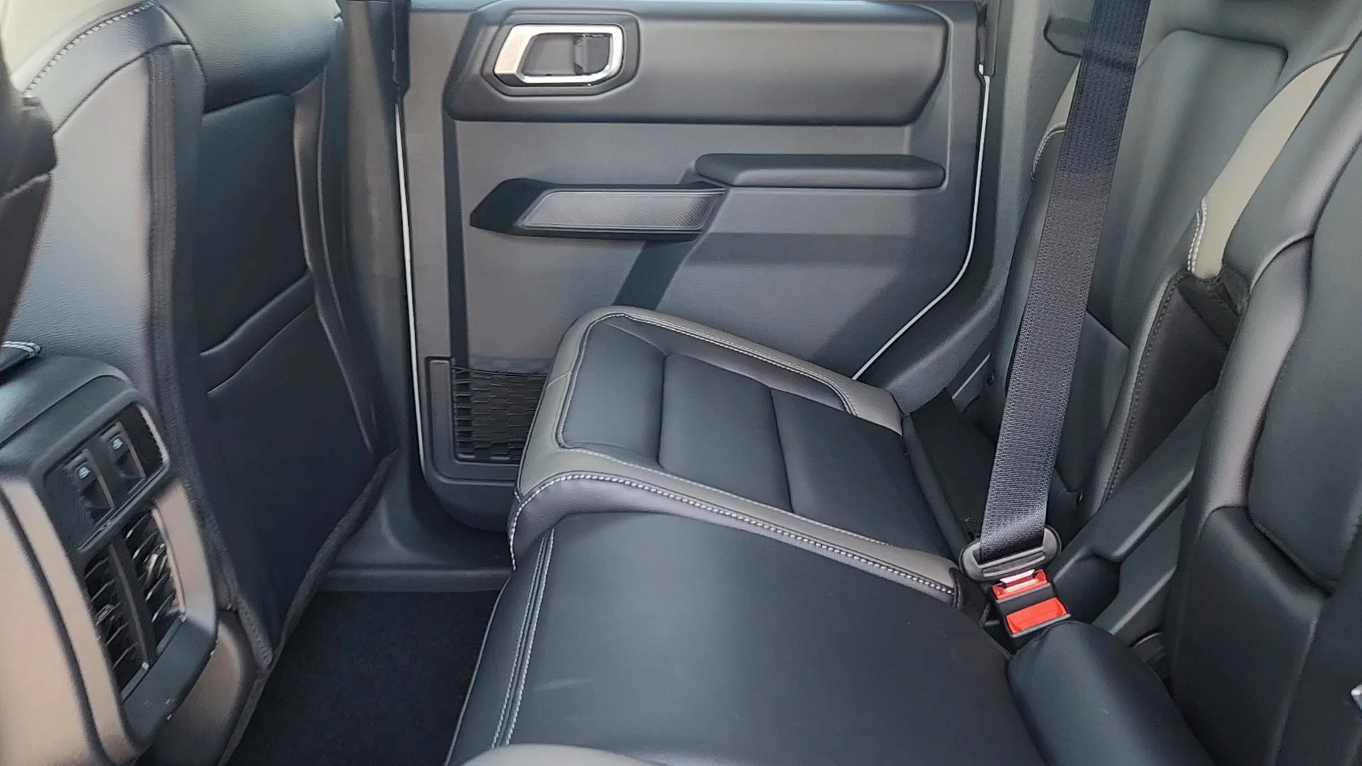 New 2026 Avalanche Gray Ford Outer Banks image 22