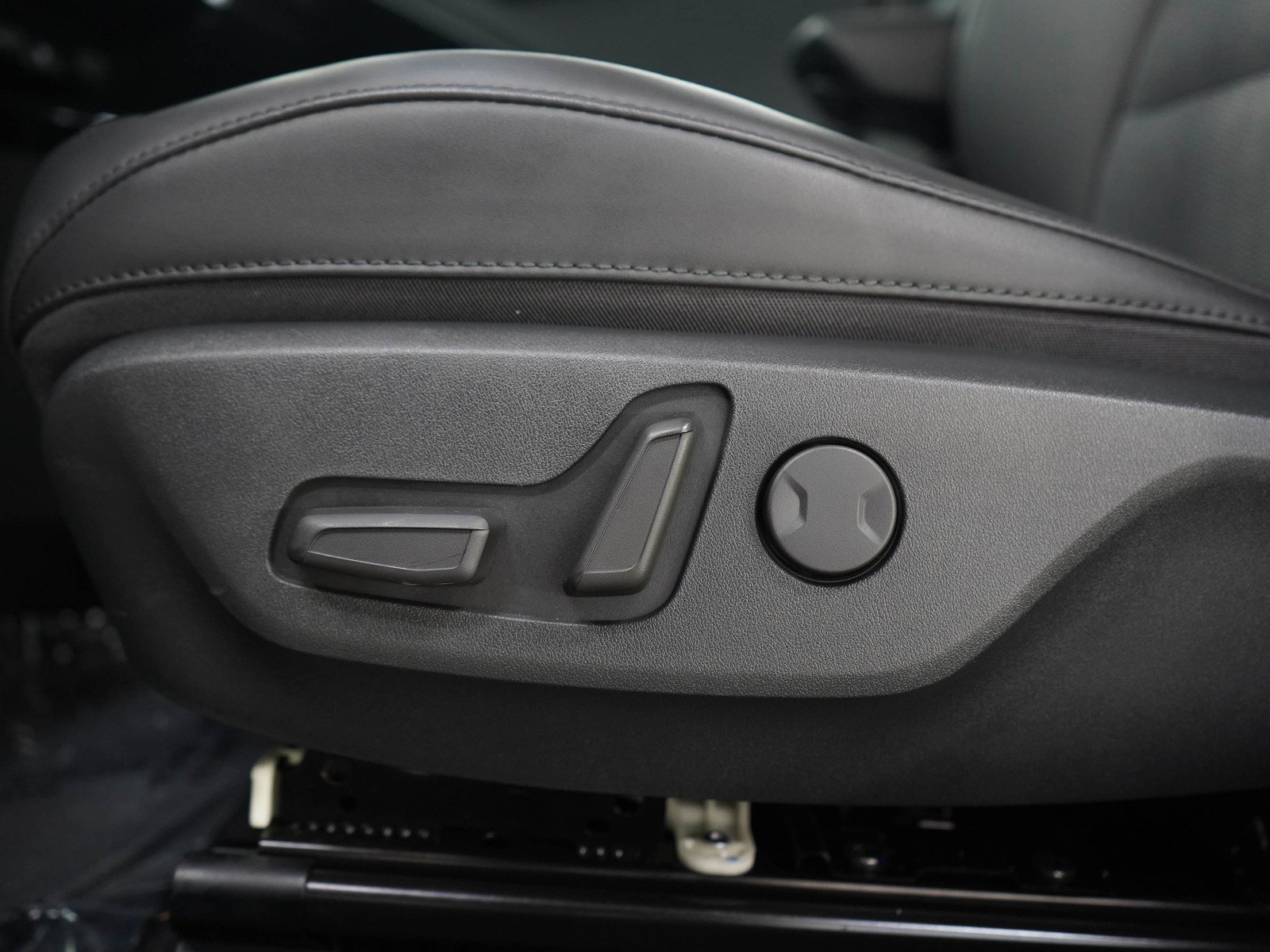 Used 2023 Runway Red Kia Wind image 23