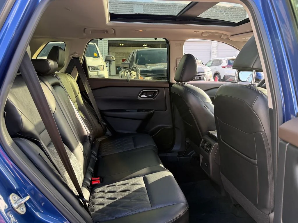 Used 2023 Blue Nissan Platinum image 16