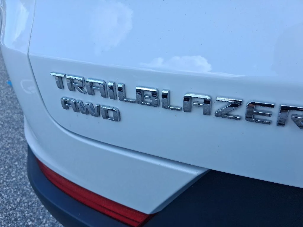 Used 2025 White Chevrolet LT image 9