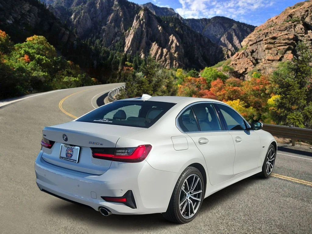 Used 2022 White BMW 330e xDrive image 3