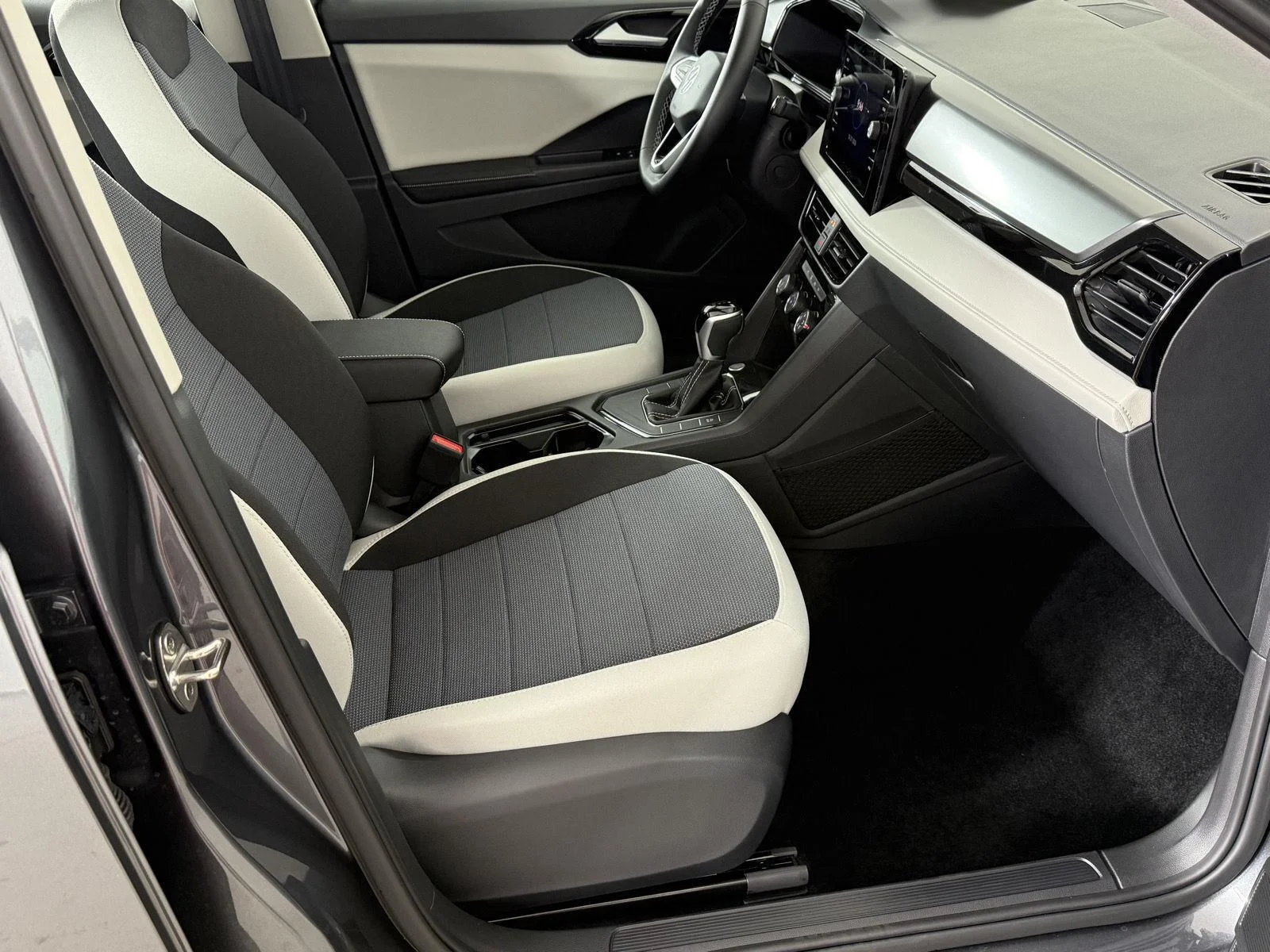 New 2027 Platinum Gray Metallic Volkswagen S image 14