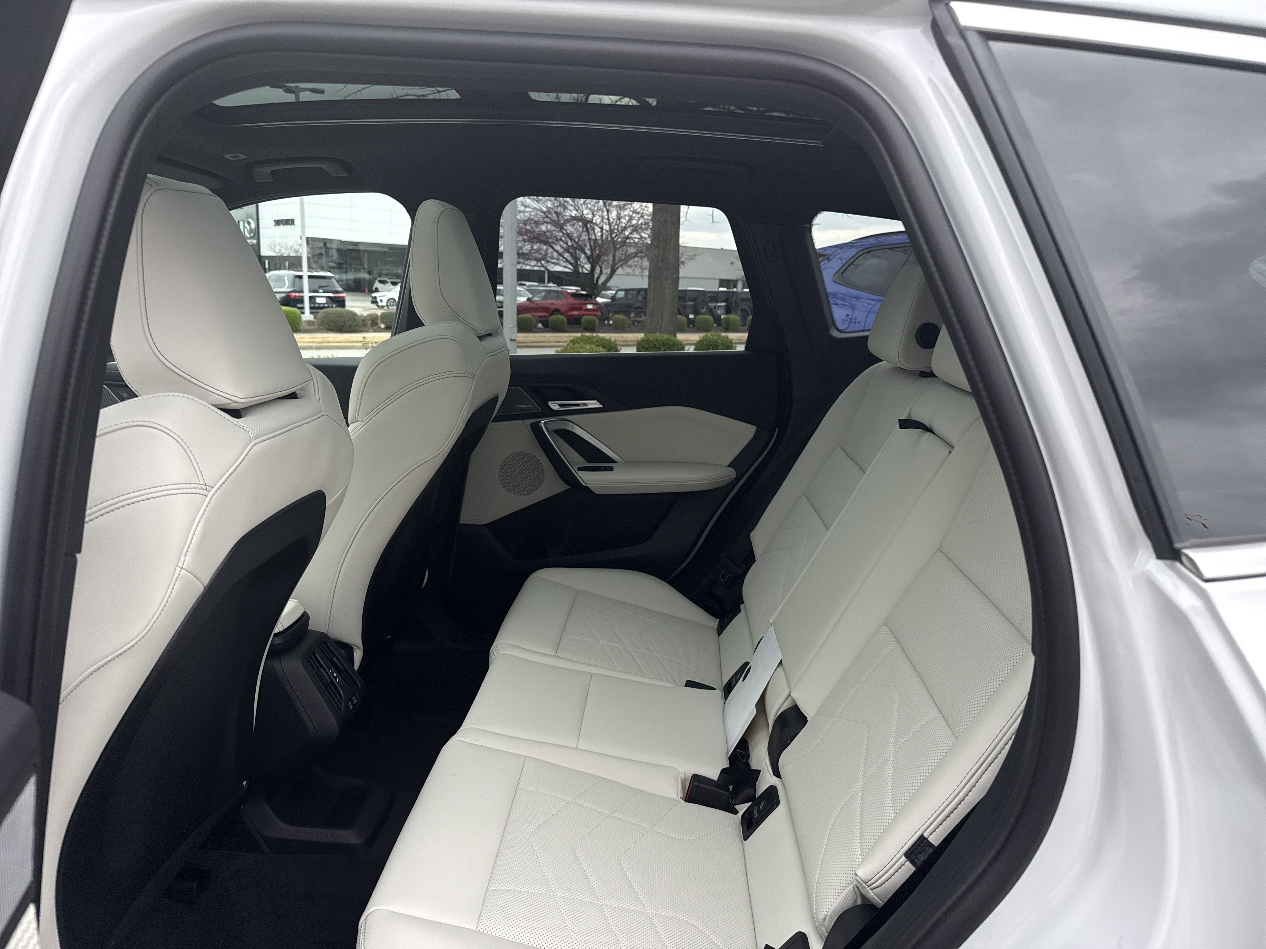 New 2026 0A96 Mineral White Metallic BMW xDrive28i image 11