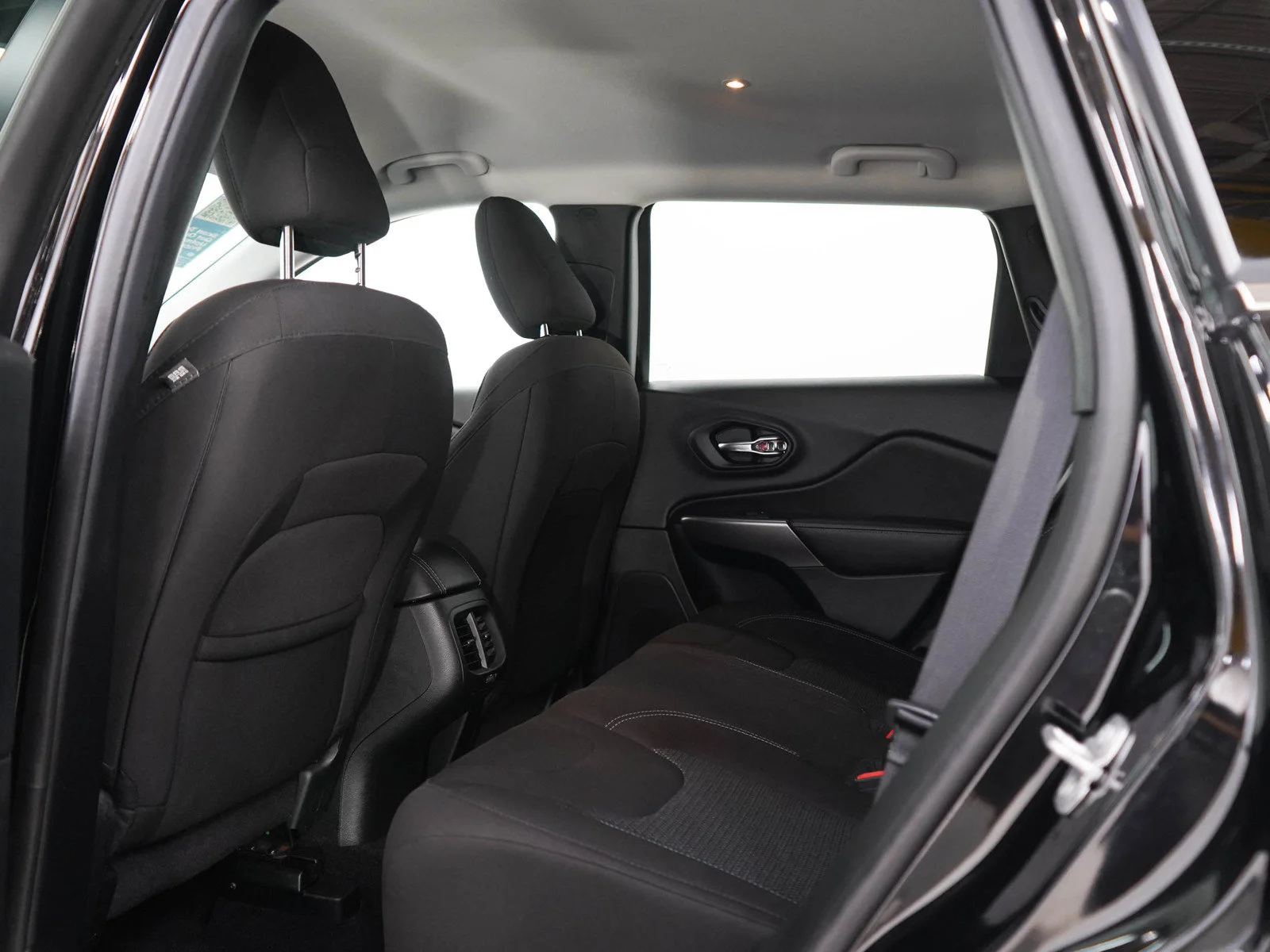 Used 2019  Jeep Latitude image 17