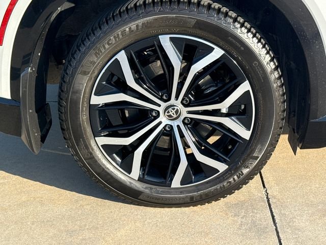 Used 2025 White Toyota XLE image 8