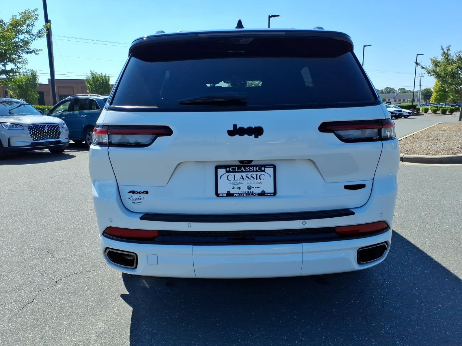 Used 2024 Bright White Clearcoat Jeep Summit image 17