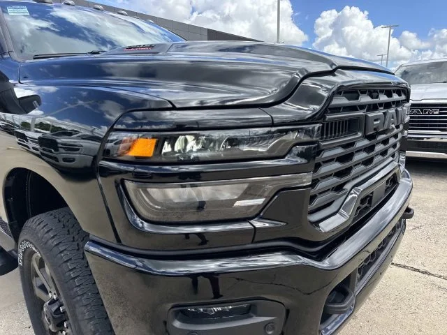 New 2027 Diamond Black Crystal Pearl-Coat Exterior Paint RAM Black Express image 2