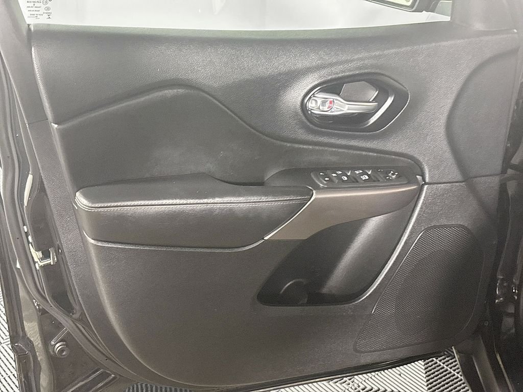 Used 2021 Diamond Black Jeep Latitude Lux image 10