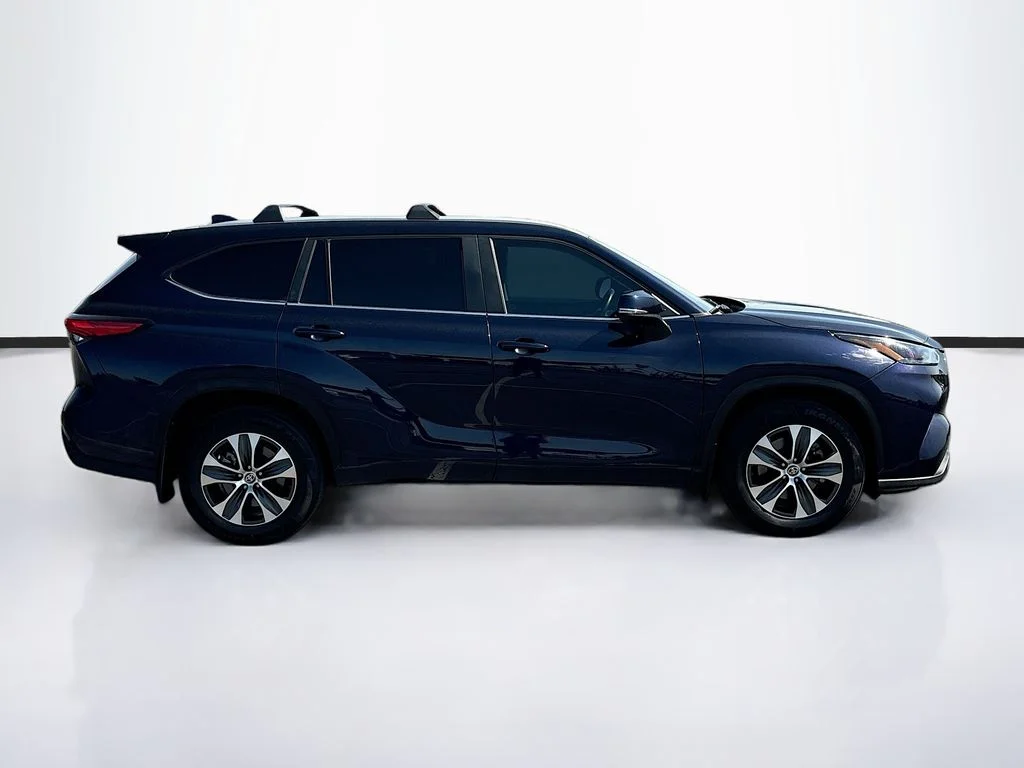 Used 2023  Toyota XLE image 4