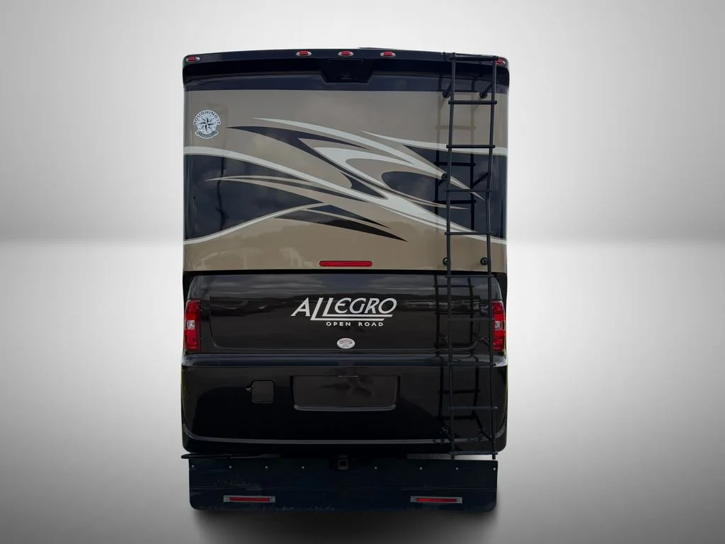 Used 2014  Tiffin  image 8