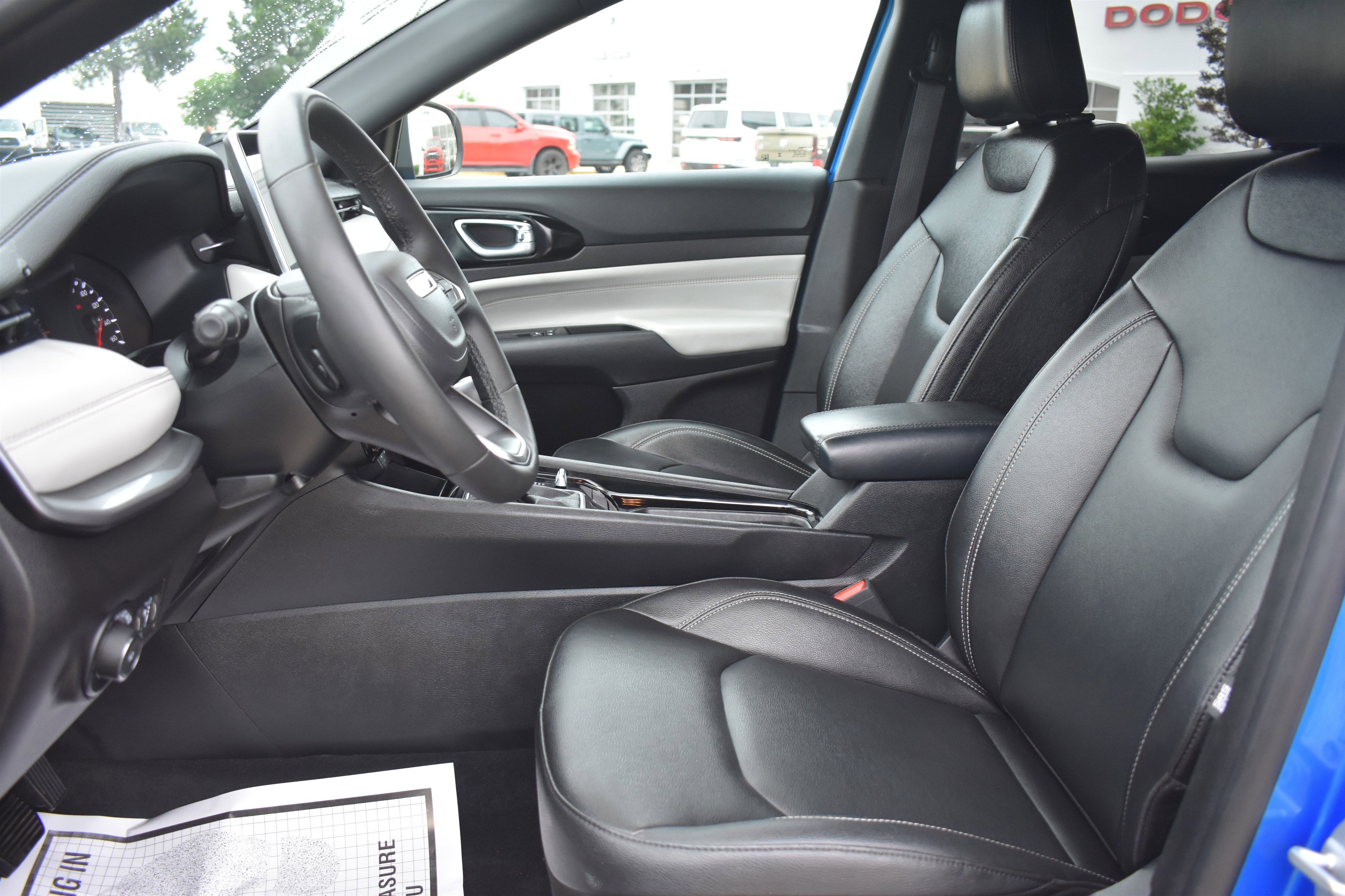Used 2025 Hydro Blue Pearlcoat Jeep Limited image 15