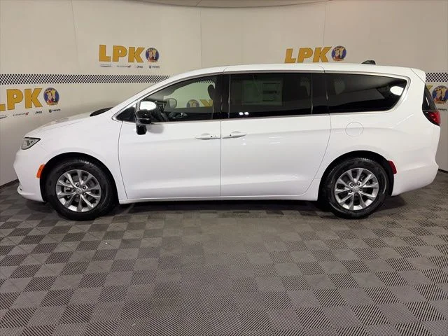 New 2026 Bright White Clear-Coat Exterior Paint Chrysler Limited image 9