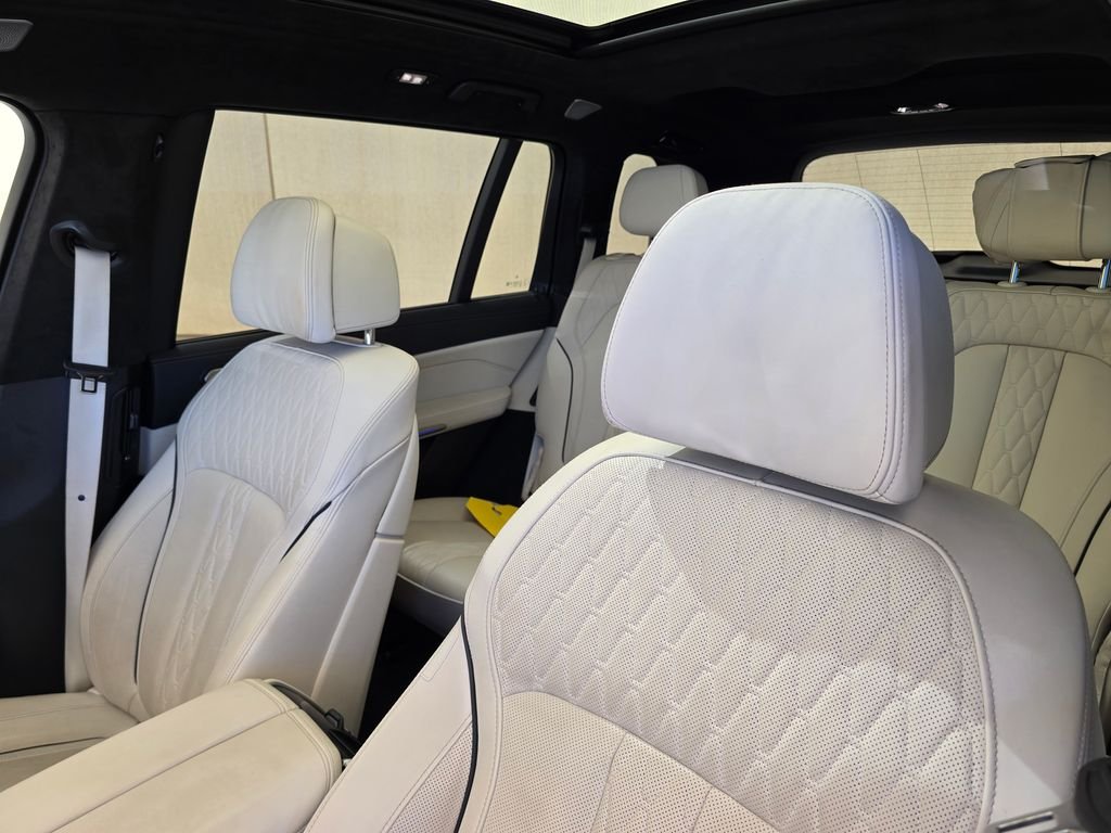 Used 2025 White Metallic BMW xDrive40i image 14