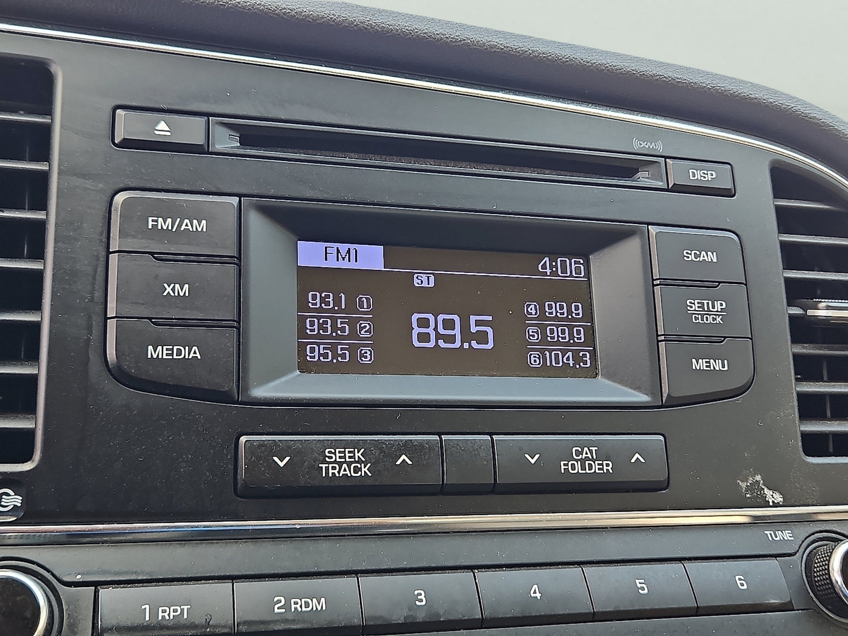 Used 2017 Mineral Beige Hyundai SE image 23