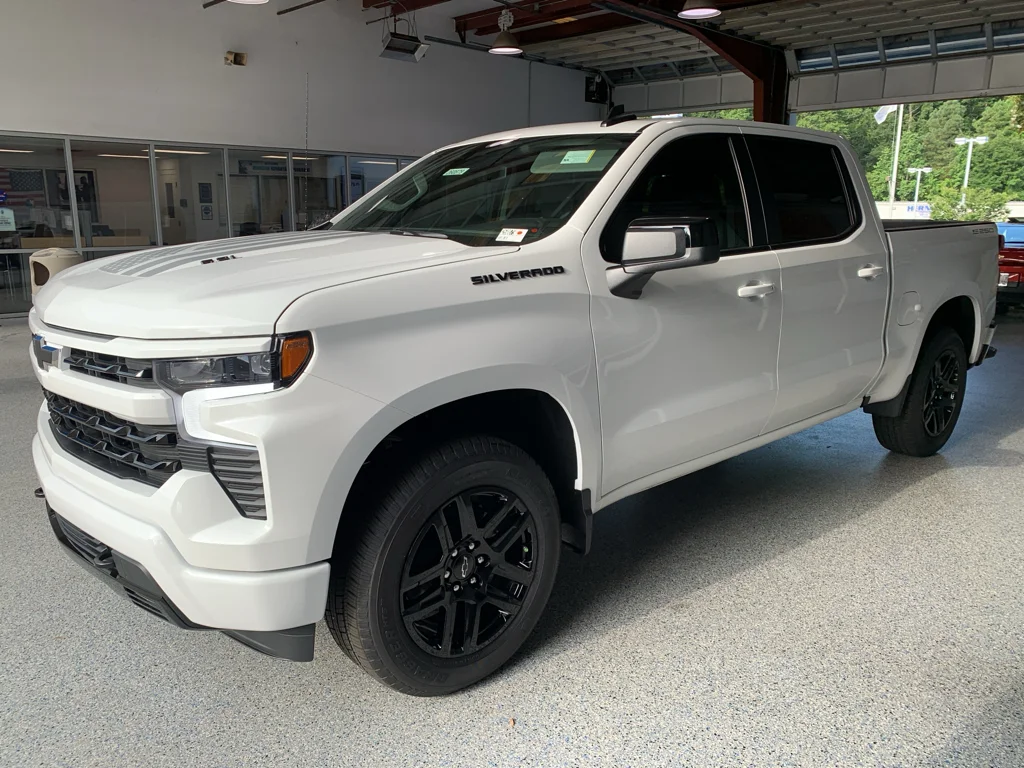 New 2026 Summit White Chevrolet RST image 4