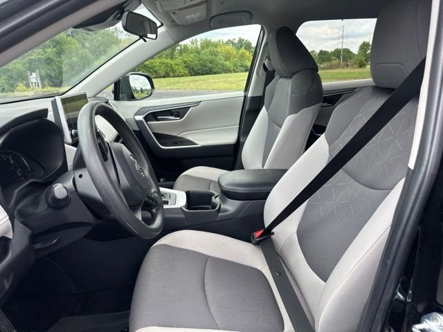 2025 Toyota RAV4 XLE - Photo 11