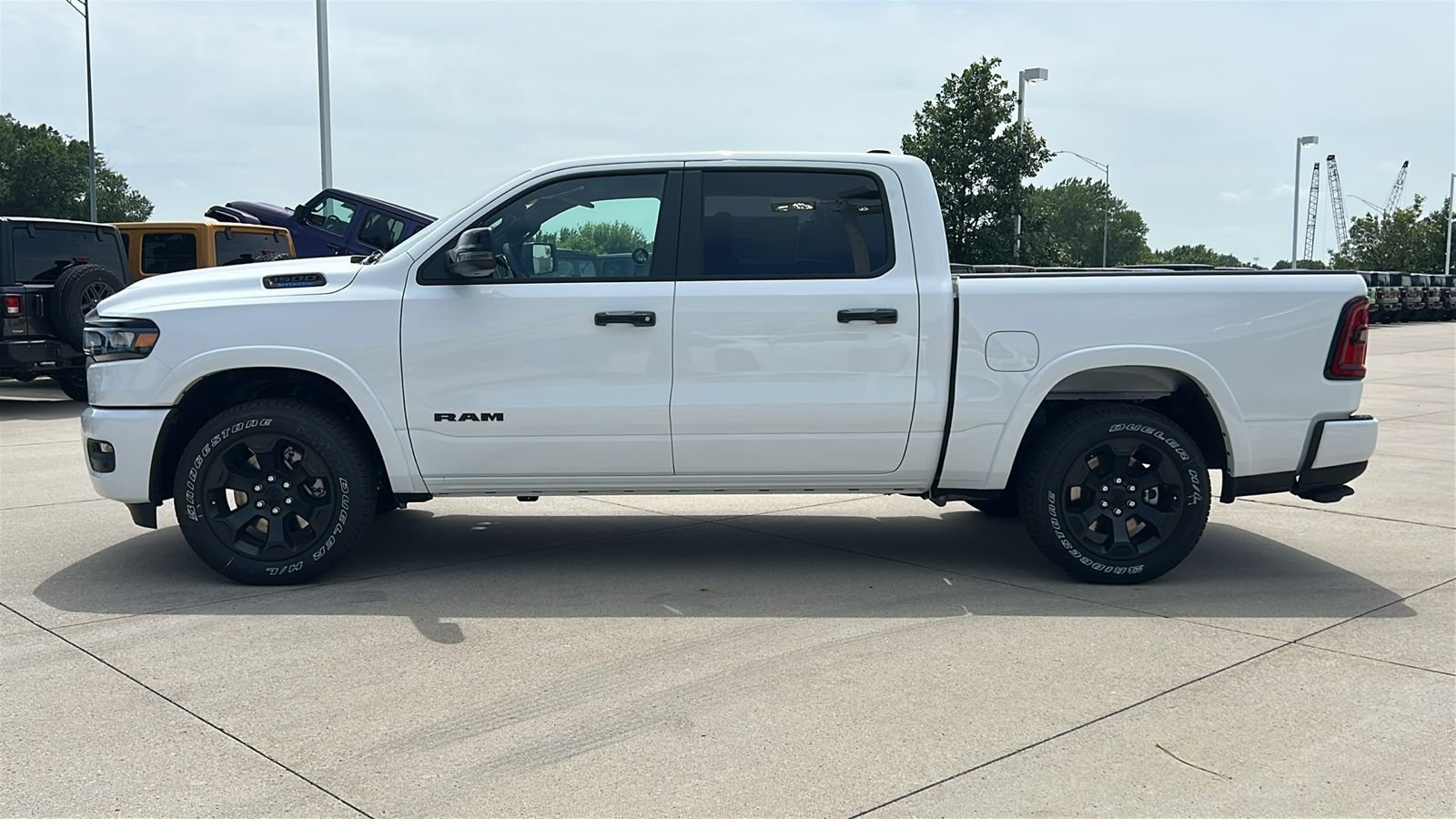 New 2026 Bright White Clear-Coat Exterior Paint RAM Big Horn/Lone Star image 7