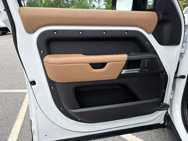 Used 2025 White Land Rover 130 P400 X-Dynamic SE image 10