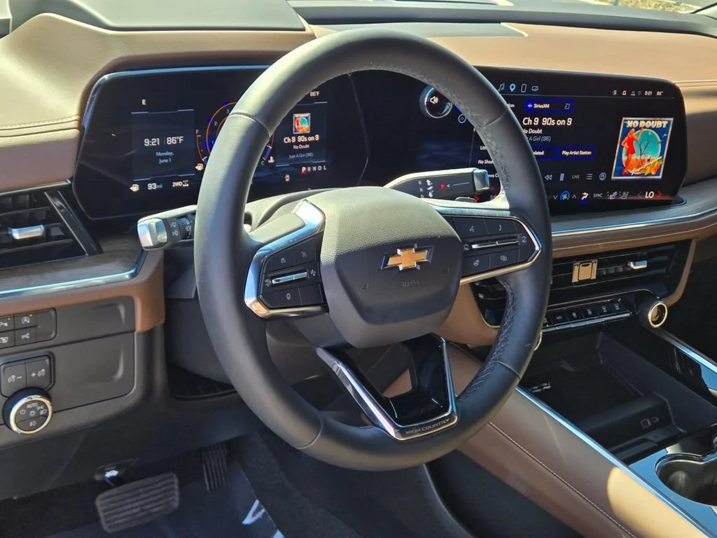 Used 2025 Iridescent Pearl Tricoat Chevrolet High Country image 5