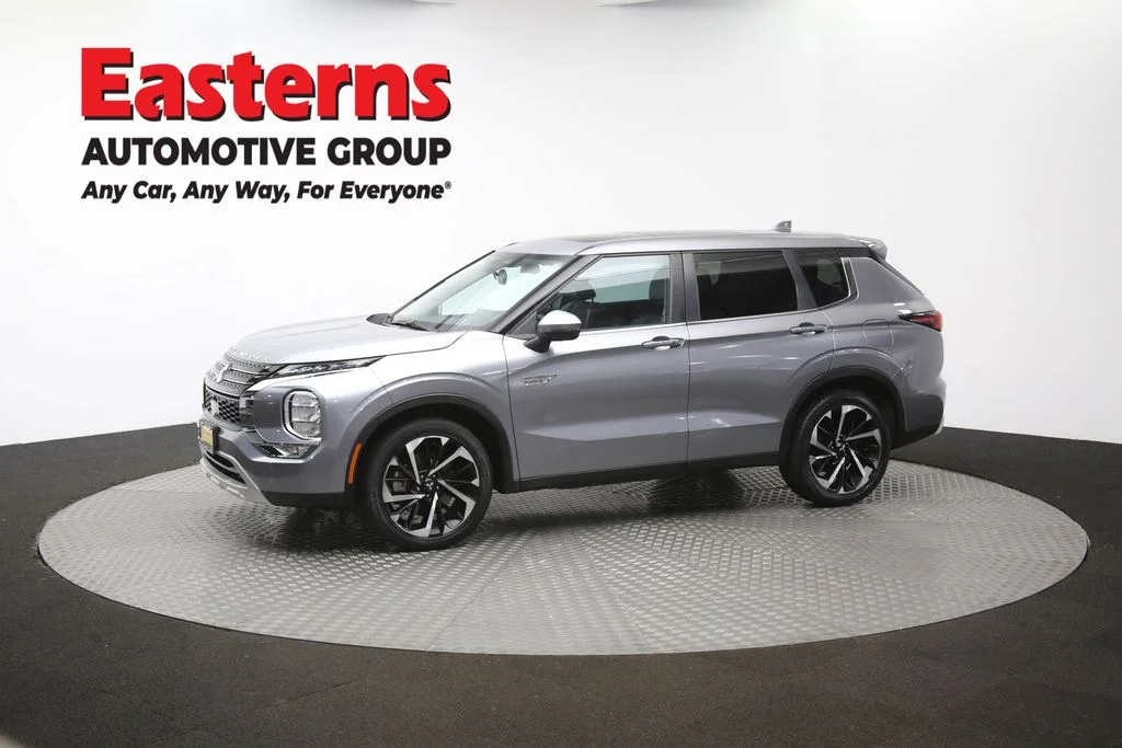 Used 2023 Silver Mitsubishi SE image 123