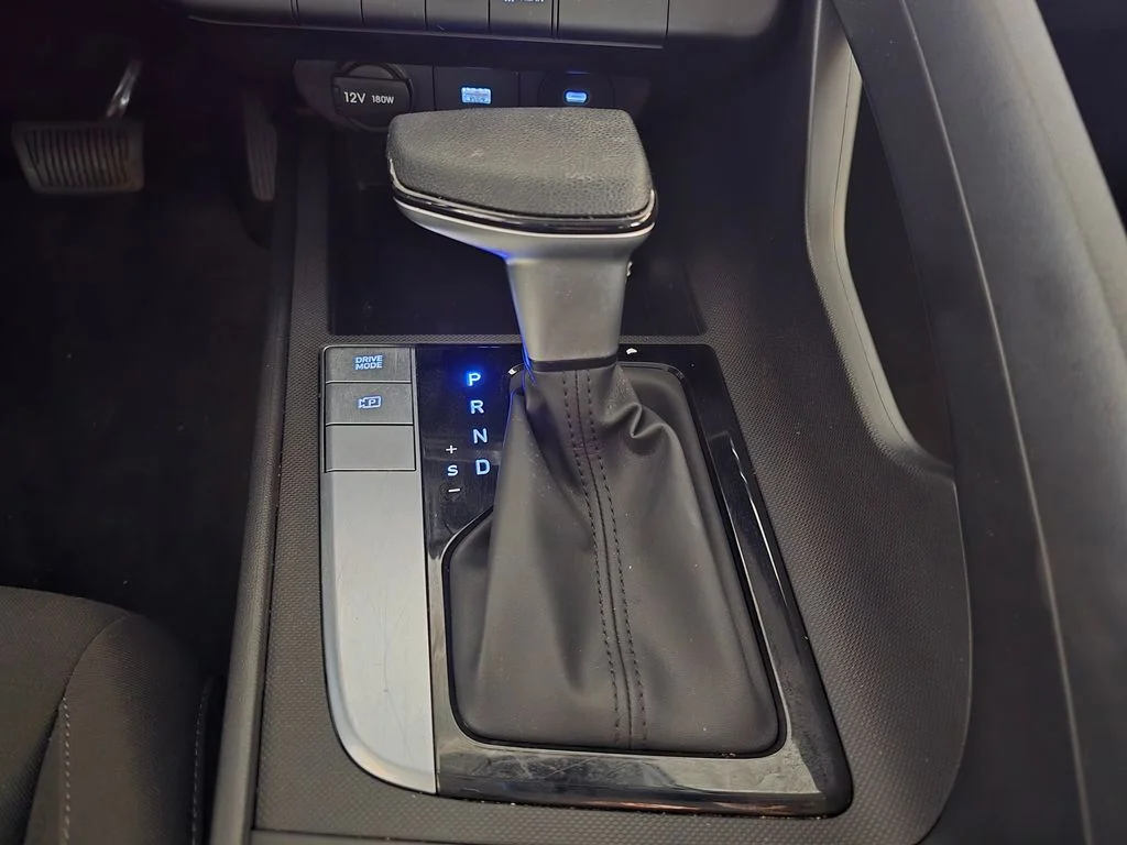 Used 2025  Hyundai SE image 21