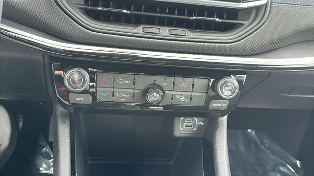 New 2026 Bright White Clear-Coat Exterior Paint Jeep Latitude image 21