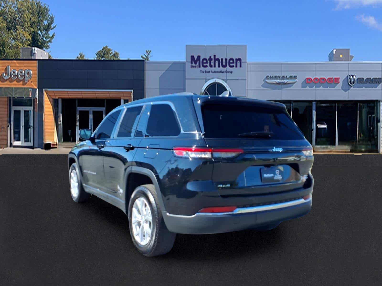 Used 2023 Diamond Black Crystal Pearlcoat Jeep Limited image 5