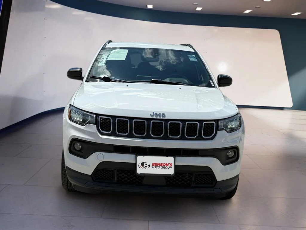 Used 2024 White Jeep Latitude image 8
