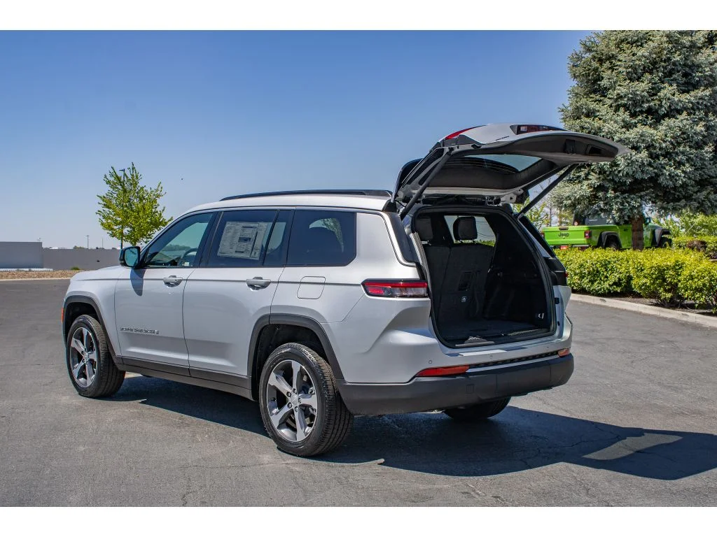 New 2026 SILVER ZYNITH Jeep Limited image 9