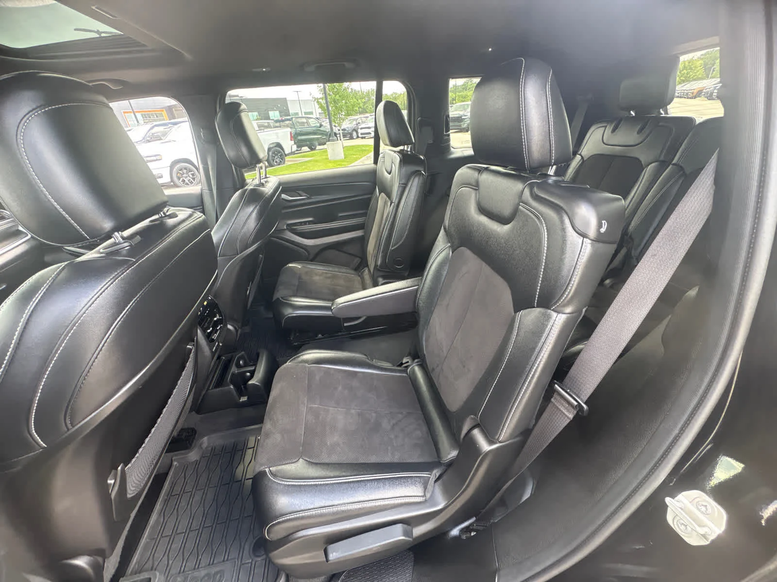 Used 2023 Diamond Black Crystal Pearlcoat Jeep Altitude X image 13