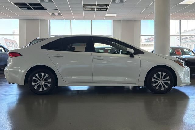 Used 2022 Wind Chill Pearl Toyota LE image 3