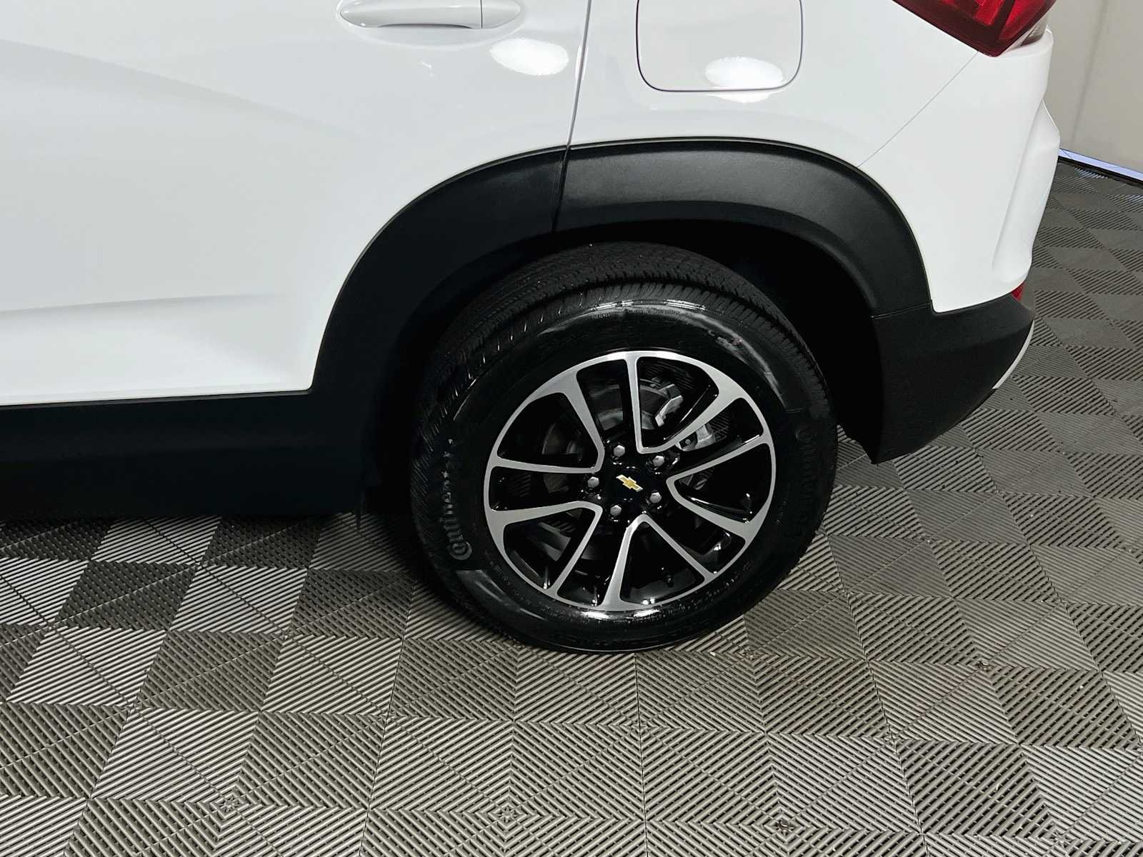 Used 2025 Summit White Chevrolet LT image 29