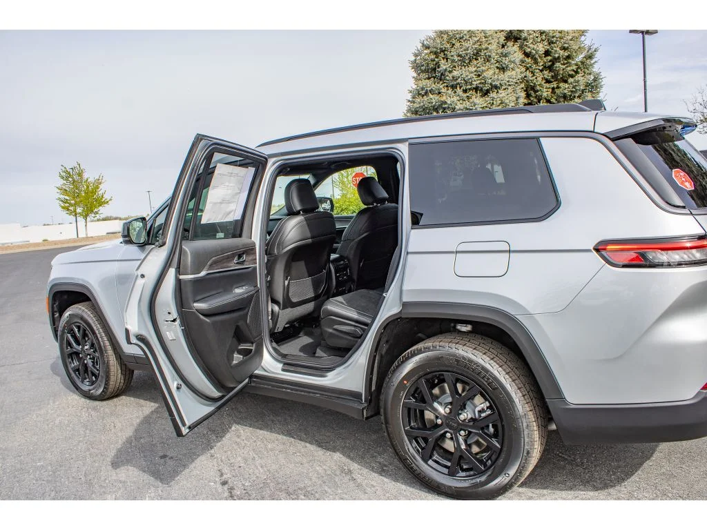 New 2026 SILVER ZYNITH Jeep Laredo Altitude image 15