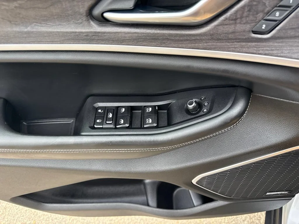 Used 2022  Jeep Limited image 30