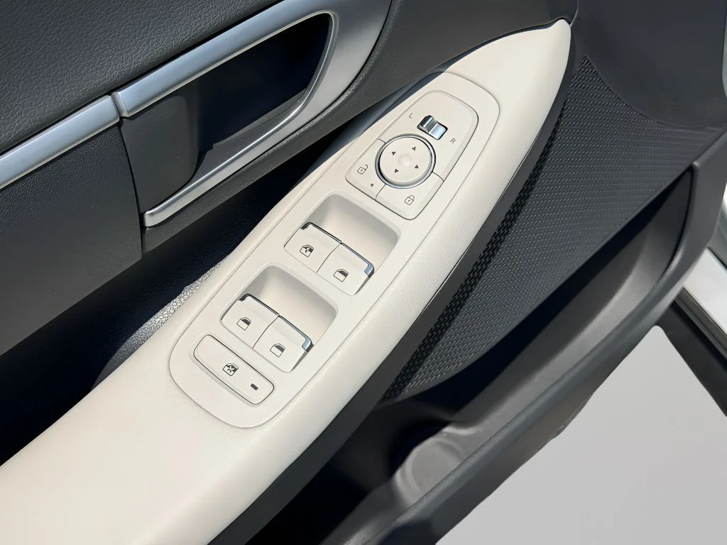 Certified Used 2025 Aero Silver Hyundai SE image 18