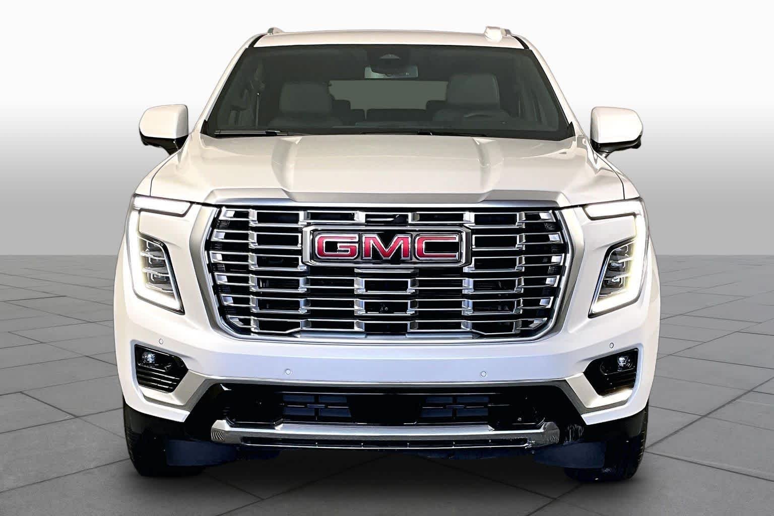 Used 2025 White Frost Tricoat GMC Denali image 4