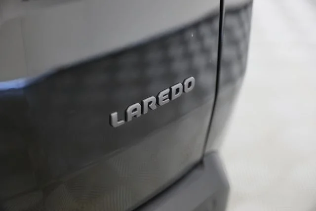 New 2026 Diamond Black Crystal Pearl-Coat Exterior Paint Jeep Laredo image 36