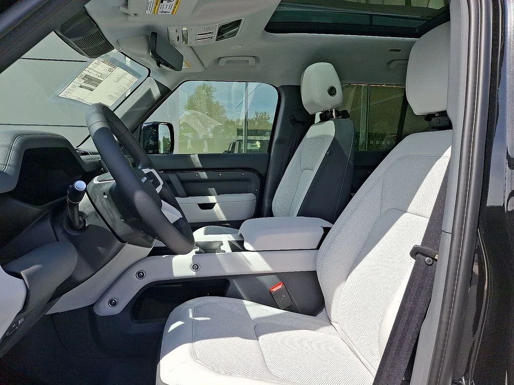 New 2026 Santorini Black Land Rover S image 9