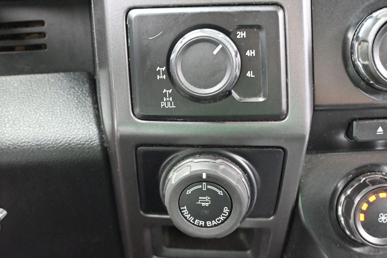 Used 2016 Magnetic Metallic Ford XLT image 25