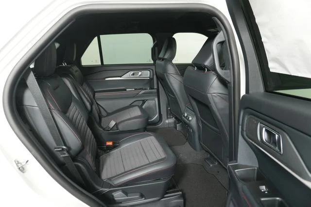 New 2026 Star White Metallic Tri-Coat Ford ST-Line image 25